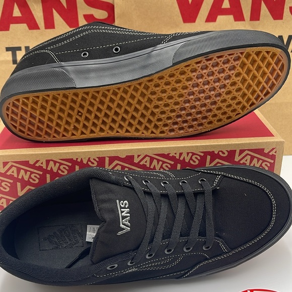 Vans Men’s Bearcat (Canvas) Black/Black
VN000DT2186
Sneakers - Picture 3 of 16